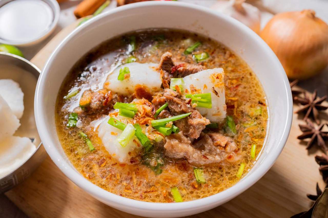 Ketupat Coto Makassar Kuliner Soto Berpadu Ketupat yang Menghadirkan Cira Rasa Gurih Lezat dan Kaya Rempah