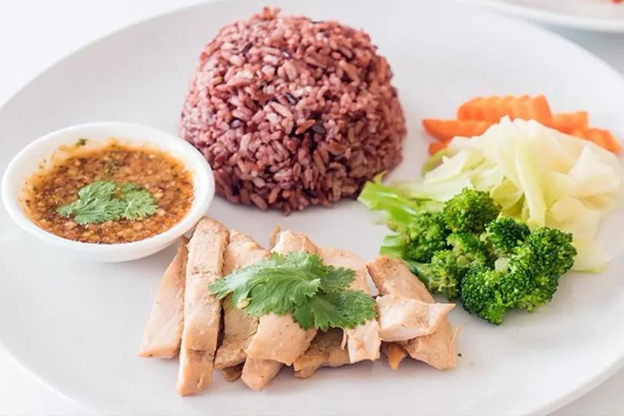 Nasi Merah dengan Ikan Kukus dan Tumis Brokoli Menu Sahur Sehat untuk Penderita Rematik
