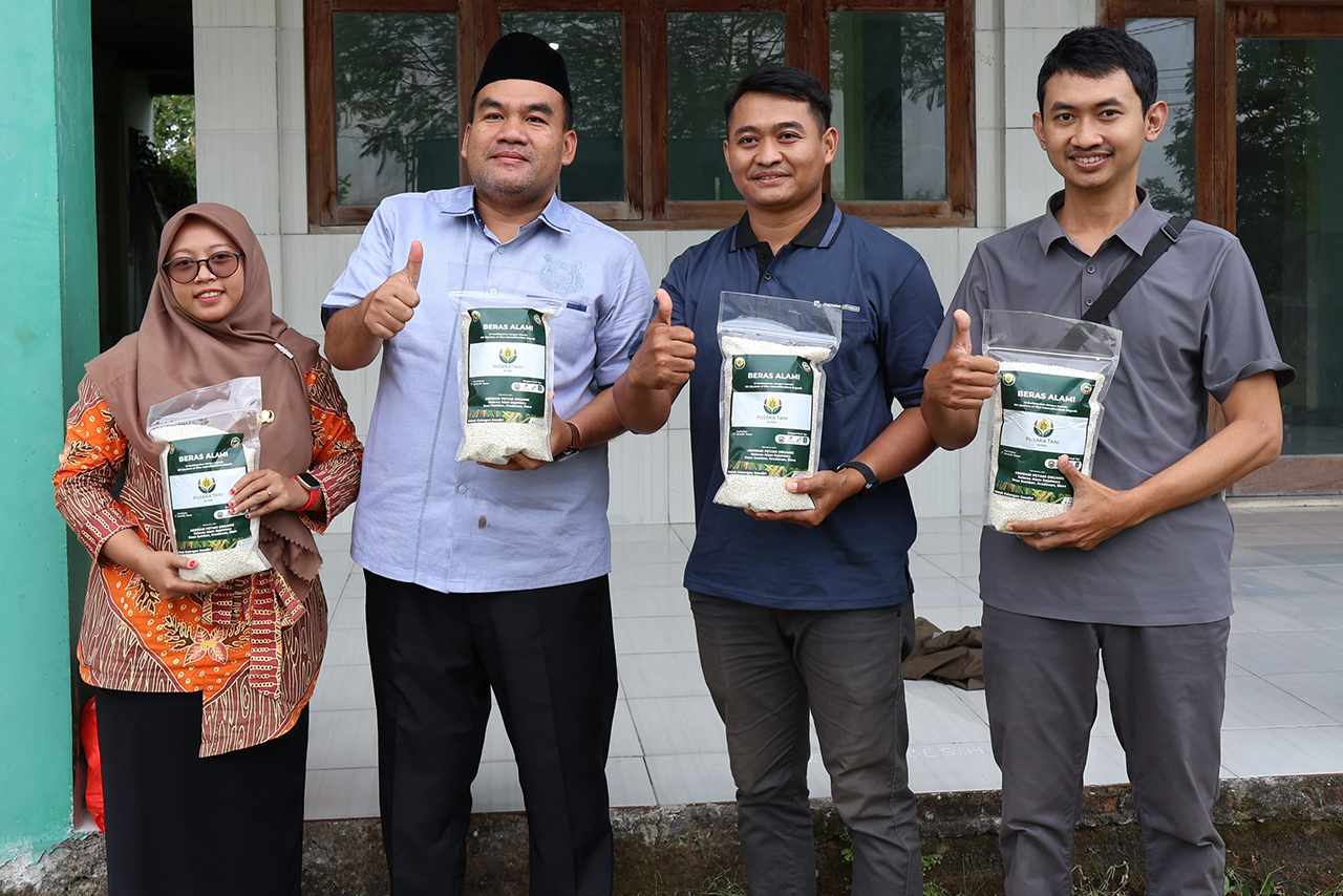 Petani Milenial Desa Sumber Sukses Produksi Beras Organik Mentik Susu Bupati Blora Terpikat