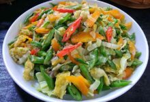 Rematik Reda Puasa Lega Resep Sahur Sehat Telur Orak-arik dengan Sayuran Hijau