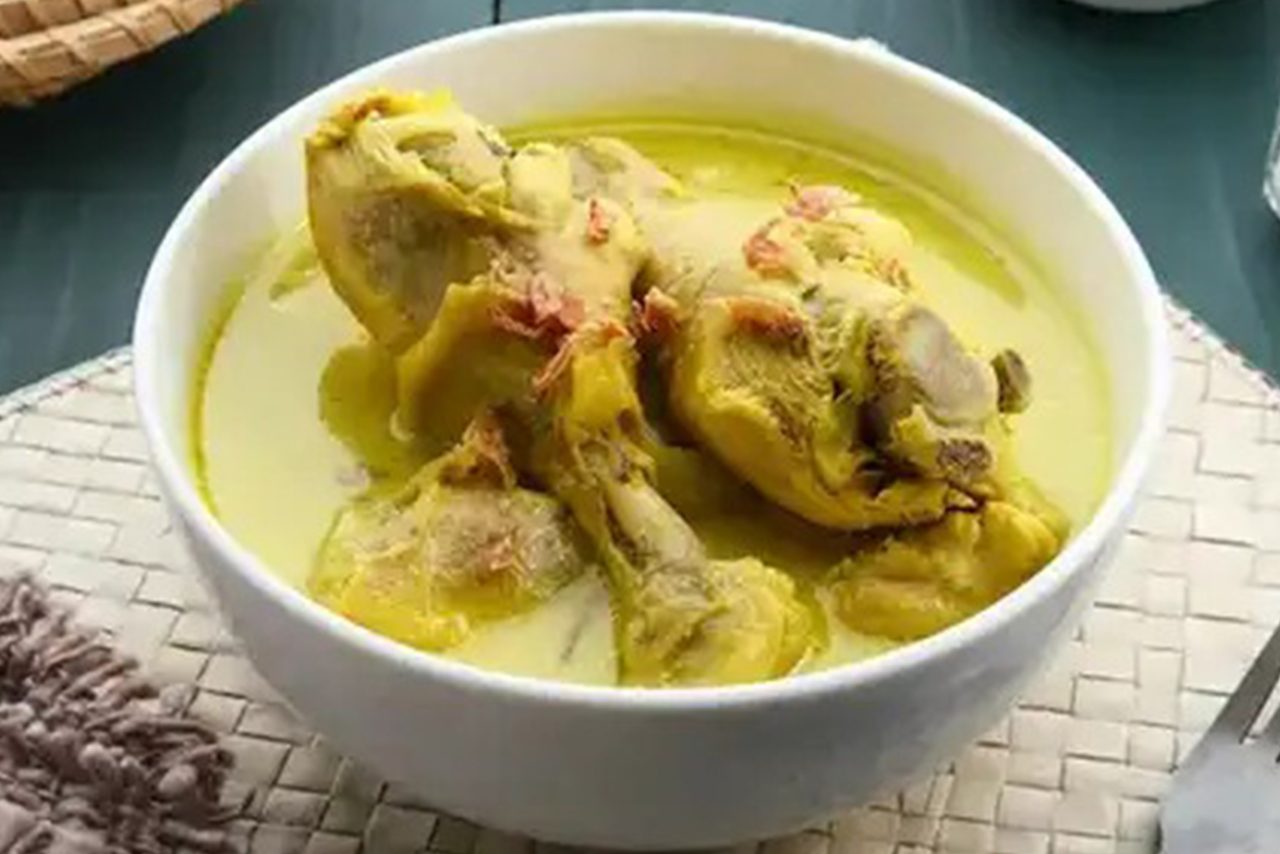 Resep Opor Ayam Kuah Kuning Menu Istimewa yang Bikin Momen Lebaran Makin Berkesan