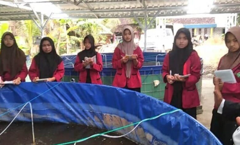 Santri Ponpes Al-Ittihad Cepu Belajar Budidaya Ikan Tematik