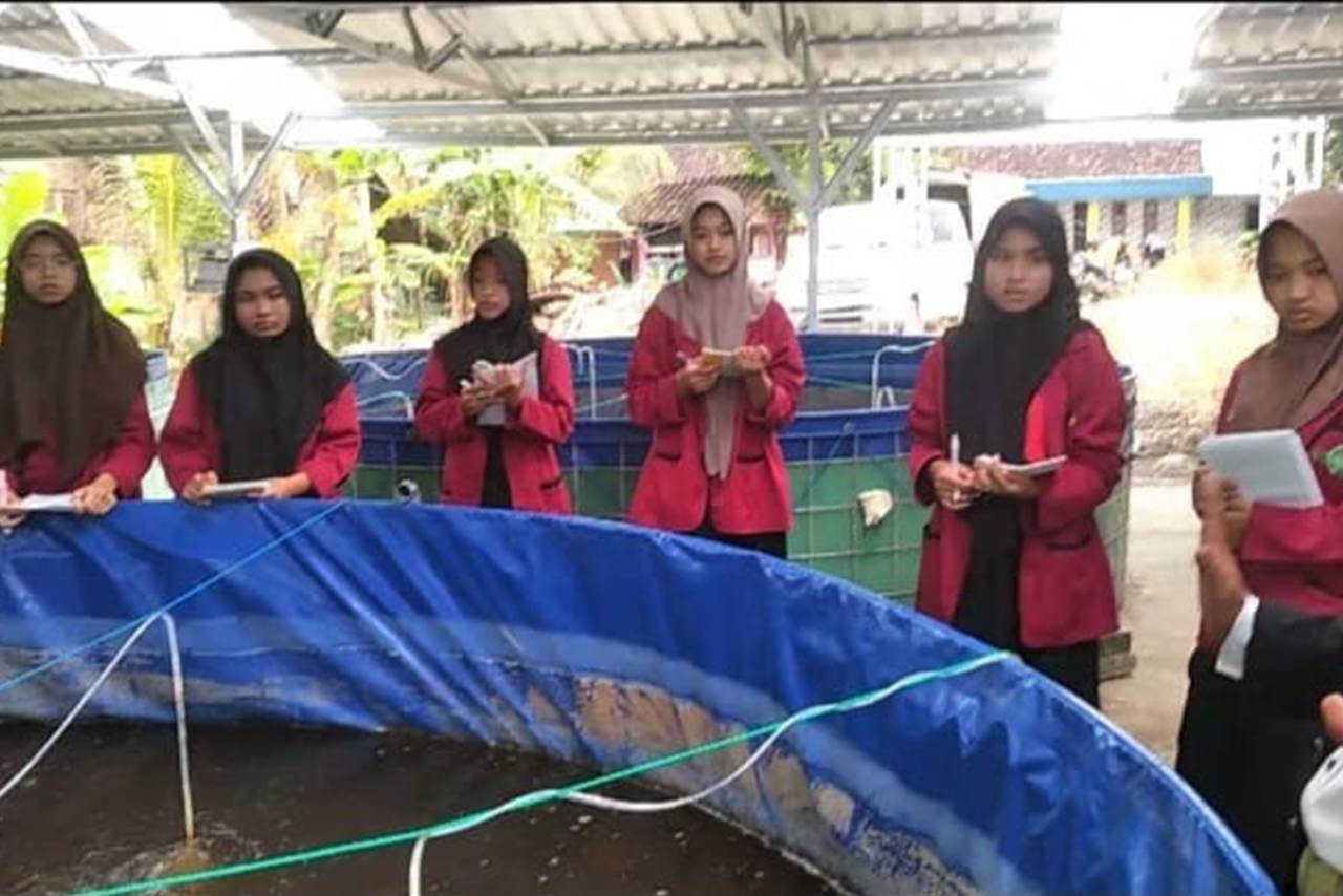 Santri Ponpes Al-Ittihad Cepu Belajar Budidaya Ikan Tematik
