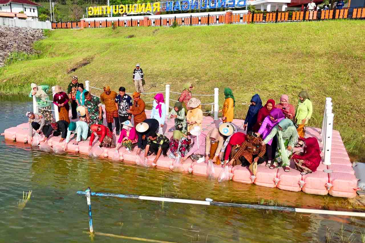 Peringati Hari Kartini TP PKK Blora Tanam Bibit Pohon dan Tebar Benih Ikan di Bendungan Randugunting 2