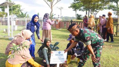 Peringati Hari Kartini, TP PKK Blora Tanam Bibit Pohon dan Tebar Benih Ikan di Bendungan Randugunting