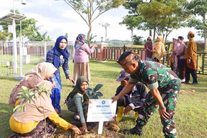 Peringati Hari Kartini TP PKK Blora Tanam Bibit Pohon dan Tebar Benih Ikan di Bendungan Randugunting