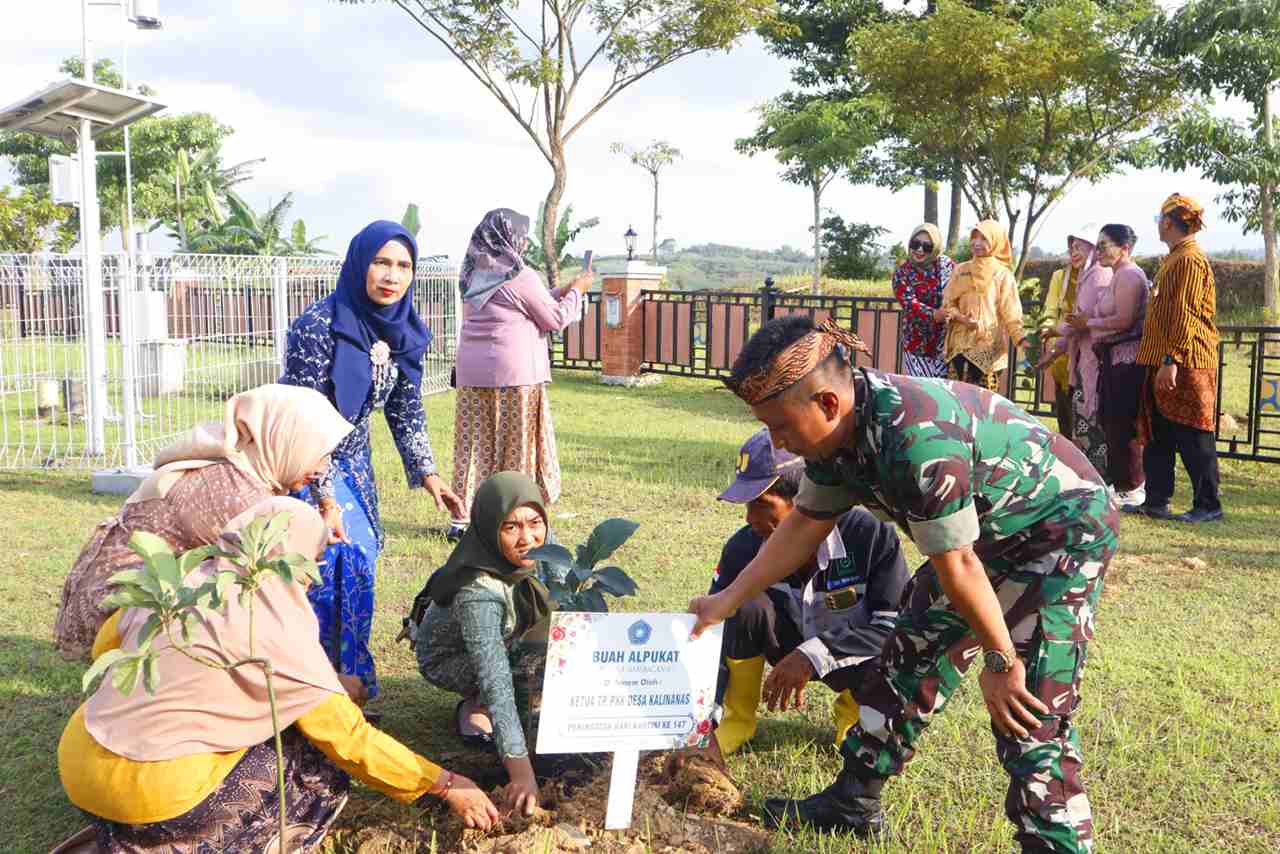 Peringati Hari Kartini TP PKK Blora Tanam Bibit Pohon dan Tebar Benih Ikan di Bendungan Randugunting