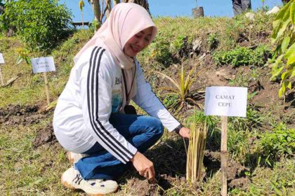 Camat Cepu Apresiasi Penanaman Pohon di Bantaran Kali Megalrejo