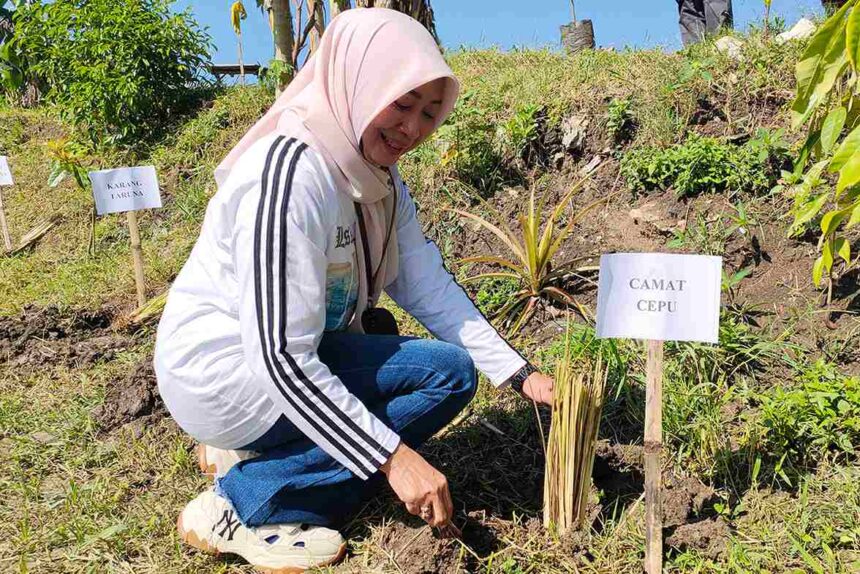 Camat Cepu Apresiasi Penanaman Pohon di Bantaran Kali Megalrejo