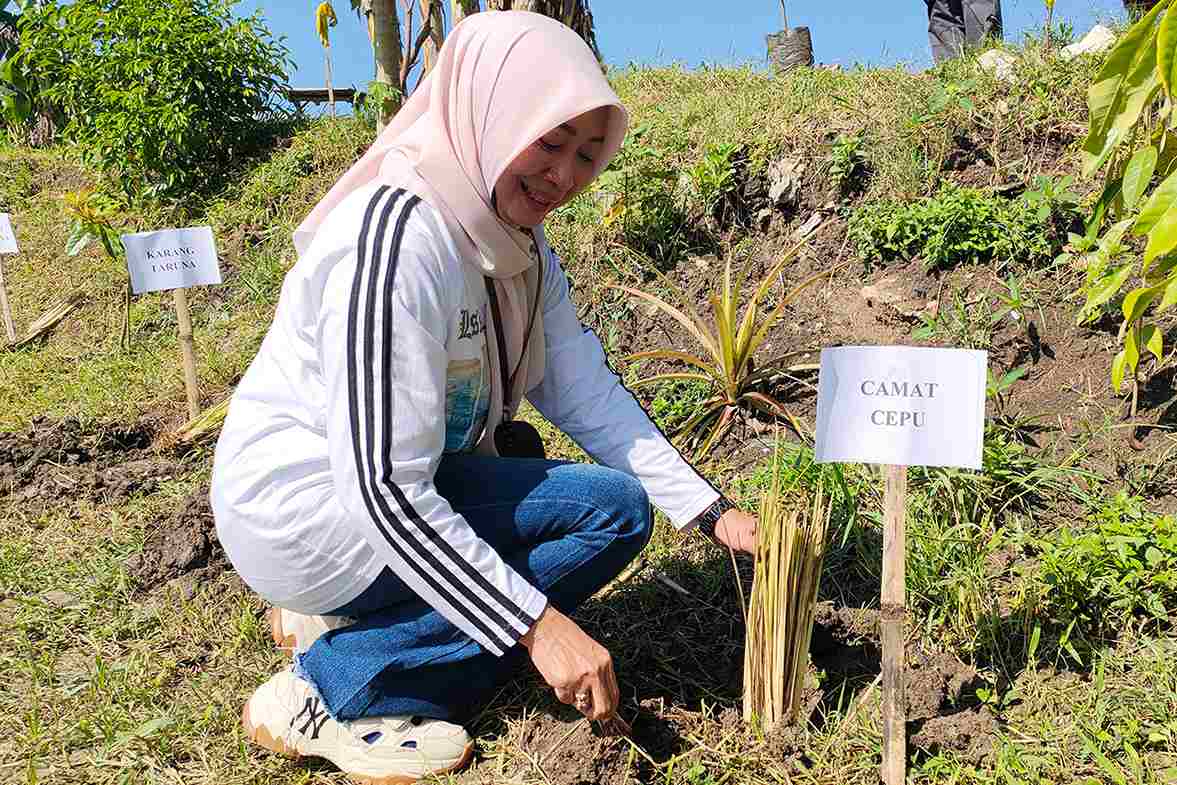 Camat Cepu Apresiasi Penanaman Pohon di Bantaran Kali Megalrejo