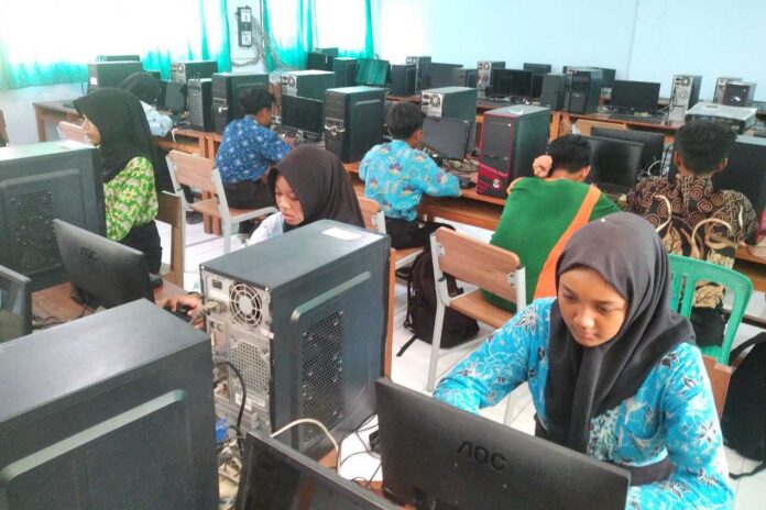Dukung Pembelajaran Digital SMPN 4 Cepu Maksimalkan Laboratorium TIK