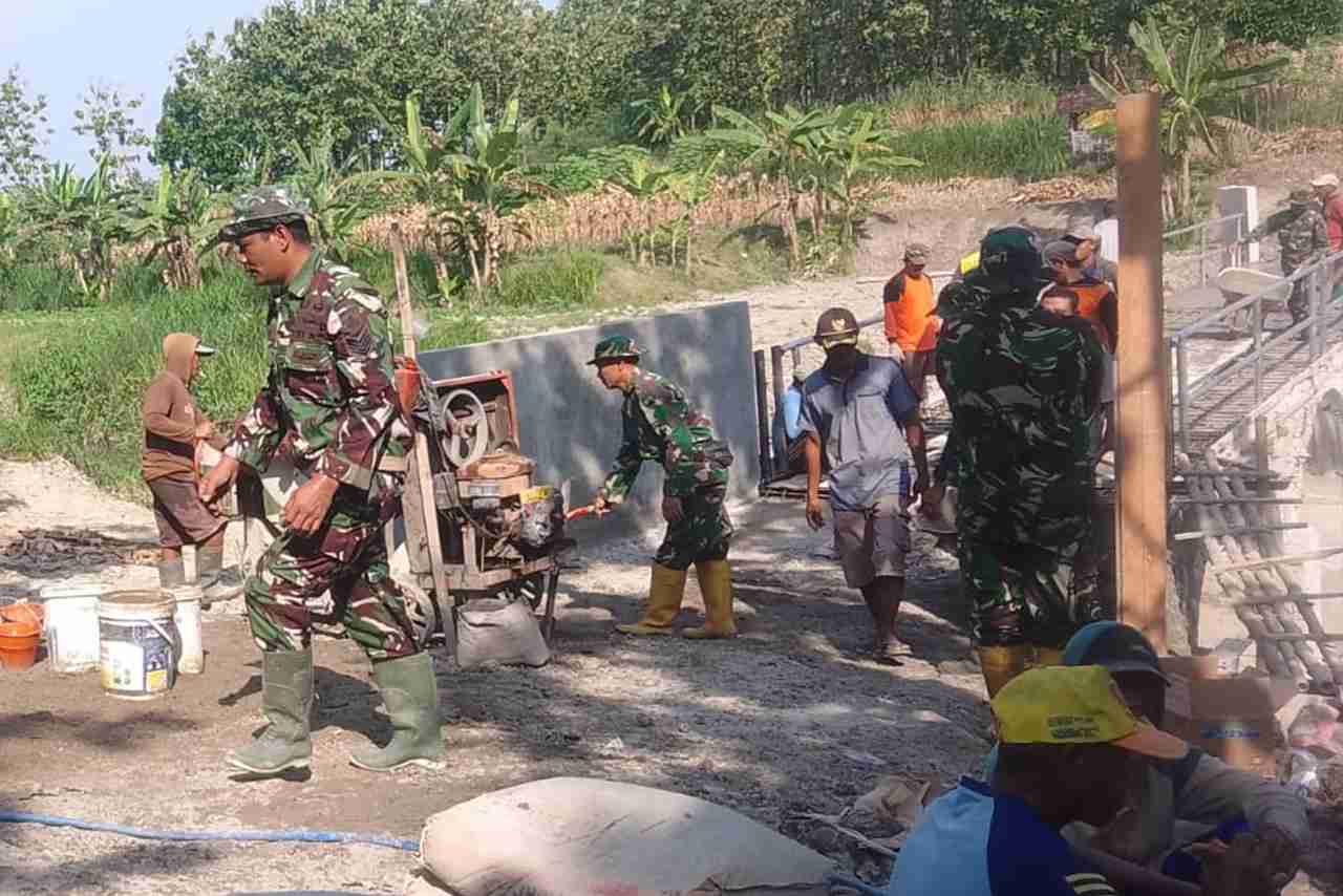Wujudkan Impian Warga TNI dan Masyarakat Sambongwangan Cor Bersama Jembatan Aramco Randublatung