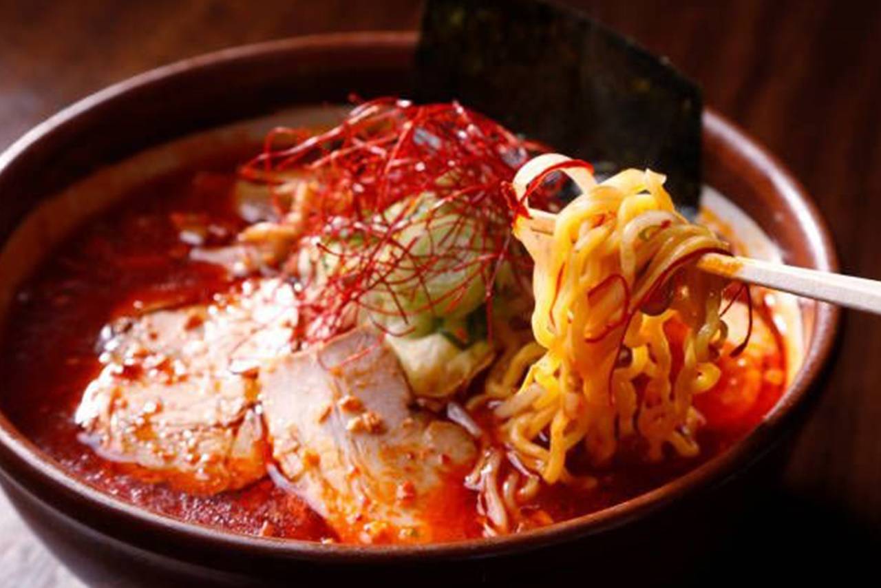 Sajian Nikmat di Cuaca Dingin Resep Ramyeon Daging Ayam Super Pedas ala Restoran