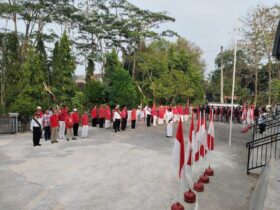 Puluhan Manula Warga Mentul Indah Hadiri Upacara Detik-detik Proklamasi