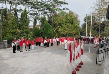 Puluhan Manula Warga Mentul Indah Hadiri Upacara Detik-detik Proklamasi