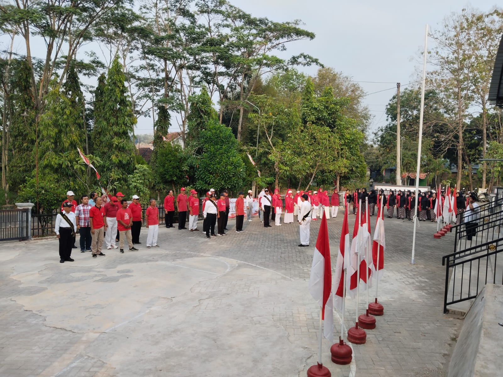 Puluhan Manula Warga Mentul Indah Hadiri Upacara Detik-detik Proklamasi