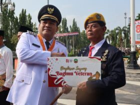 Di Sela Upacara HUT ke-81RI, Pemkab Blora Serahkan Penghargaan, Remisi, dan Bantuan untuk Veteran