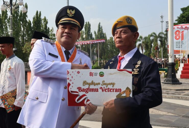 Di Sela Upacara HUT ke-81RI, Pemkab Blora Serahkan Penghargaan, Remisi, dan Bantuan untuk Veteran