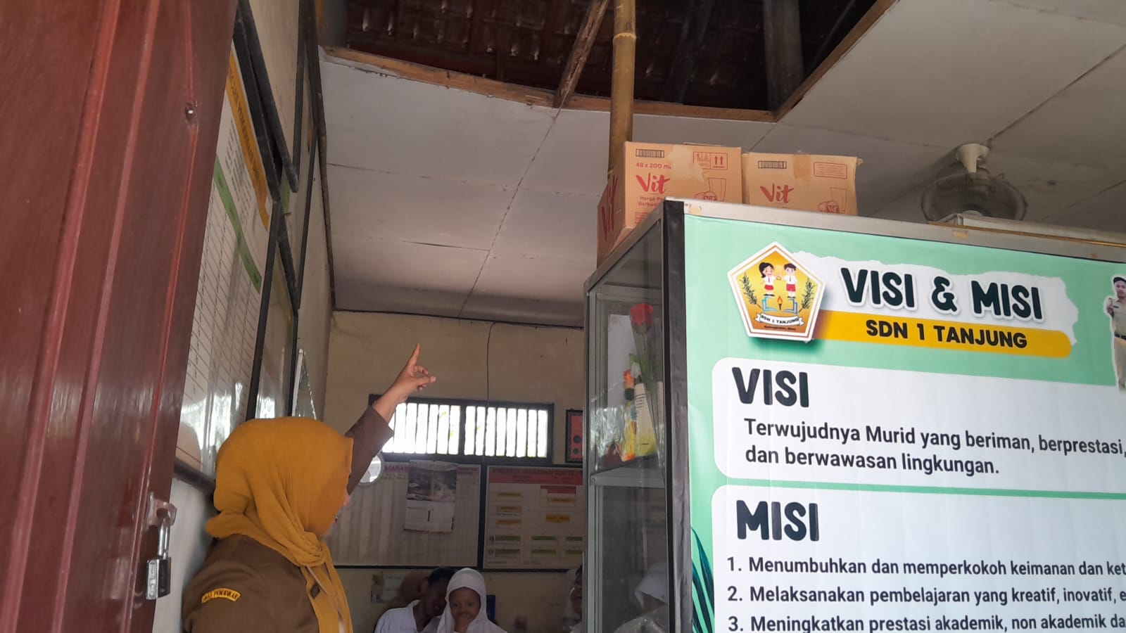 SDN 1 Tanjung Minim Fasilitas, Ruang Kelas Disekat, Bagian Atap Nyaris Ambrol