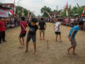 Pasti Seru Lomba 17an Memasukkan Paku ke Dalam Botol Menggunakan Benang Wol