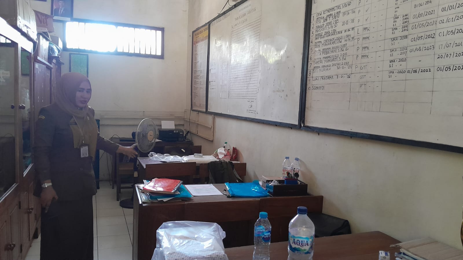 SDN 1 Tanjung Minim Fasilitas, Ruang Kelas Disekat, Bagian Atap Nyaris Ambrol