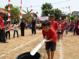 Unik dan Menarik Lomba 17an Estafet Kelereng dengan Sendok Raksasa atau Pipa Belah