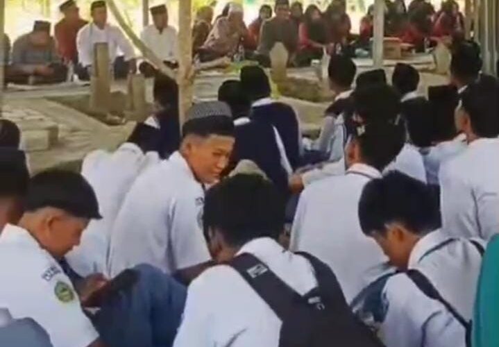 Kenang Jasa Pendiri Pesantren Siswa SMK NU Kedungtuban Ziarah ke Makam KH Sulhan