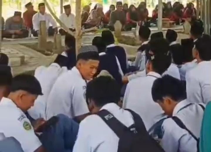 Kenang Jasa Pendiri Pesantren Siswa SMK NU Kedungtuban Ziarah ke Makam KH Sulhan
